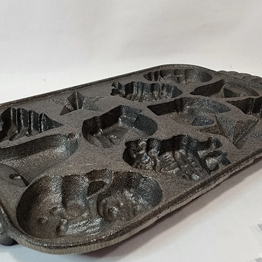 Vintage Style Cast‎ Iron Christmas Holiday 12 Mold Muffin Cornbread Baking Pan